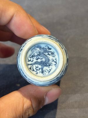 A Chinese blue, white and copper-red snuff bottle with a dragon, dragon mark, 19th C. — photo 6