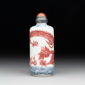 A Chinese blue, white and copper-red snuff bottle with a dragon, dragon mark, 19th C. — photo 1