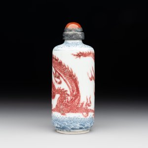 A Chinese blue, white and copper-red snuff bottle with a dragon, dragon mark, 19th C. — photo 2