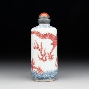 A Chinese blue, white and copper-red snuff bottle with a dragon, dragon mark, 19th C. — photo 3