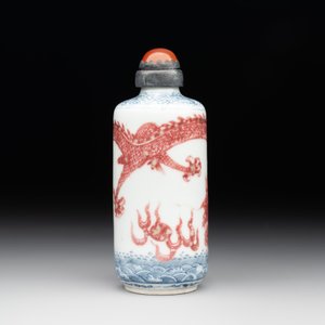 A Chinese blue, white and copper-red snuff bottle with a dragon, dragon mark, 19th C. — photo 4