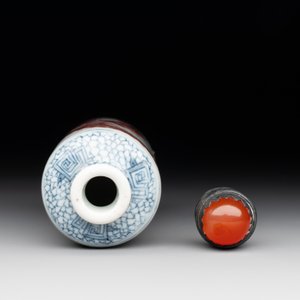 A Chinese blue, white and copper-red snuff bottle with a dragon, dragon mark, 19th C. — photo 5
