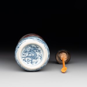 A Chinese blue, white and copper-red snuff bottle with a dragon, dragon mark, 19th C. — photo 6