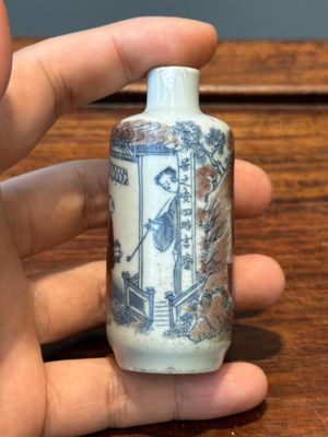 A Chinese blue, white and copper-red snuff bottle with inscription, 19th C. — photo 1