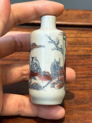 A Chinese blue, white and copper-red snuff bottle with inscription, 19th C. — photo 3