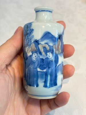 A Chinese blue, white and copper-red snuff bottle with narrative design, 19th C. — photo 3