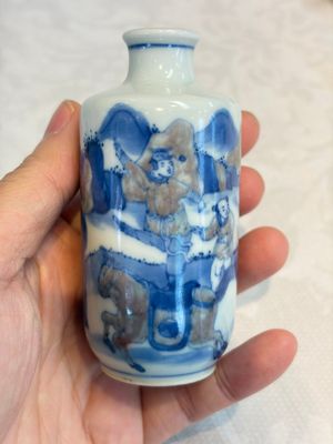 A Chinese blue, white and copper-red snuff bottle with narrative design, 19th C. — photo 4