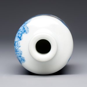 A Chinese blue, white and copper-red snuff bottle with narrative design, 19th C. — photo 5