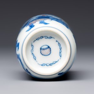 A Chinese blue, white and copper-red snuff bottle with narrative design, 19th C. — photo 6