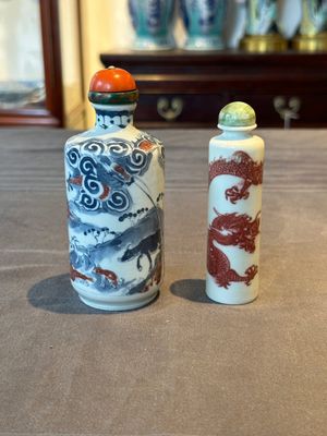 A Chinese blue, white and copper-red snuff bottle with the zodiac and a copper-red 'dragon' snuff bottle, 18/19th C. — photo 1