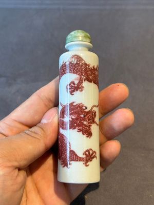 A Chinese blue, white and copper-red snuff bottle with the zodiac and a copper-red 'dragon' snuff bottle, 18/19th C. — photo 12