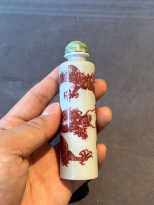 A Chinese blue, white and copper-red snuff bottle with the zodiac and a copper-red 'dragon' snuff bottle, 18/19th C. — photo 15