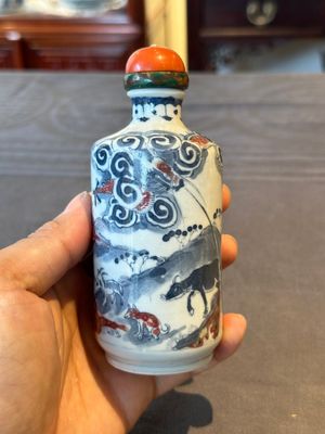 A Chinese blue, white and copper-red snuff bottle with the zodiac and a copper-red 'dragon' snuff bottle, 18/19th C. — photo 2