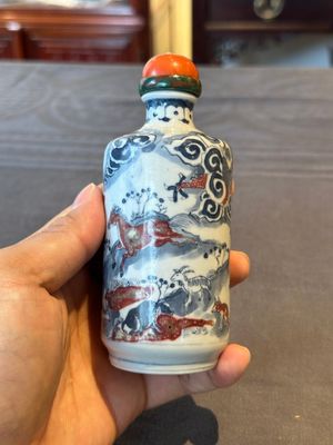 A Chinese blue, white and copper-red snuff bottle with the zodiac and a copper-red 'dragon' snuff bottle, 18/19th C. — photo 3