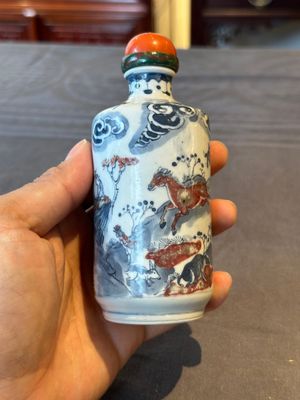 A Chinese blue, white and copper-red snuff bottle with the zodiac and a copper-red 'dragon' snuff bottle, 18/19th C. — photo 4