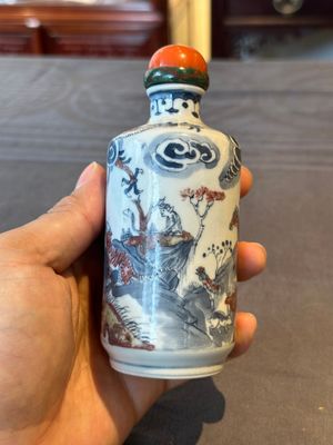 A Chinese blue, white and copper-red snuff bottle with the zodiac and a copper-red 'dragon' snuff bottle, 18/19th C. — photo 5