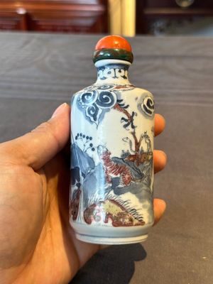A Chinese blue, white and copper-red snuff bottle with the zodiac and a copper-red 'dragon' snuff bottle, 18/19th C. — photo 6