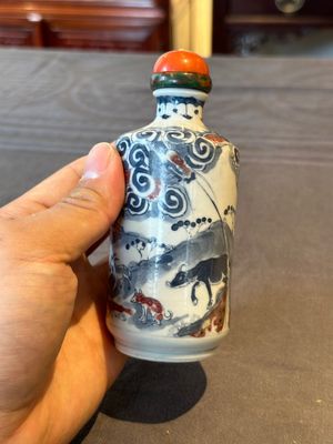 A Chinese blue, white and copper-red snuff bottle with the zodiac and a copper-red 'dragon' snuff bottle, 18/19th C. — photo 7