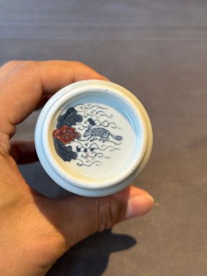 A Chinese blue, white and copper-red snuff bottle with the zodiac and a copper-red 'dragon' snuff bottle, 18/19th C. — photo 9