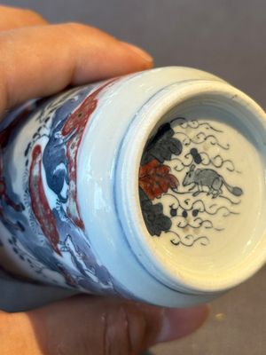 A Chinese blue, white and copper-red snuff bottle with the zodiac and a copper-red 'dragon' snuff bottle, 18/19th C. — photo 10