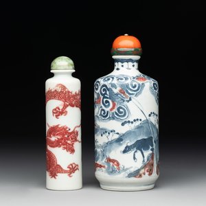 A Chinese blue, white and copper-red snuff bottle with the zodiac and a copper-red 'dragon' snuff bottle, 18/19th C. — photo 1