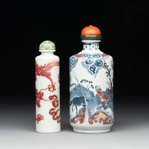 A Chinese blue, white and copper-red snuff bottle with the zodiac and a copper-red 'dragon' snuff bottle, 18/19th C. — photo 2