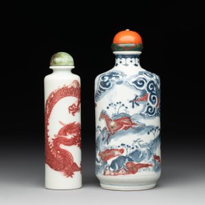 A Chinese blue, white and copper-red snuff bottle with the zodiac and a copper-red 'dragon' snuff bottle, 18/19th C. — photo 4