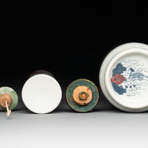 A Chinese blue, white and copper-red snuff bottle with the zodiac and a copper-red 'dragon' snuff bottle, 18/19th C. — photo 6