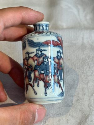 A Chinese blue, white and copper-red snuff bottle, Yongzheng mark, 19th C. — 照片 1