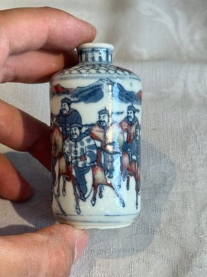 A Chinese blue, white and copper-red snuff bottle, Yongzheng mark, 19th C. — 照片 2