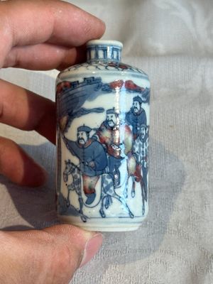 A Chinese blue, white and copper-red snuff bottle, Yongzheng mark, 19th C. — 照片 3