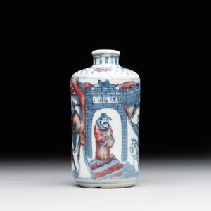 A Chinese blue, white and copper-red snuff bottle, Yongzheng mark, 19th C. — 照片 1