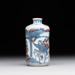 A Chinese blue, white and copper-red snuff bottle, Yongzheng mark, 19th C. — 照片 2