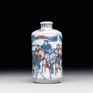 A Chinese blue, white and copper-red snuff bottle, Yongzheng mark, 19th C. — 照片 3
