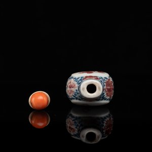 A Chinese blue, white and copper-red snuff bottle, Yongzheng mark and of the period — photo 6