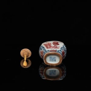 A Chinese blue, white and copper-red snuff bottle, Yongzheng mark and of the period — photo 7