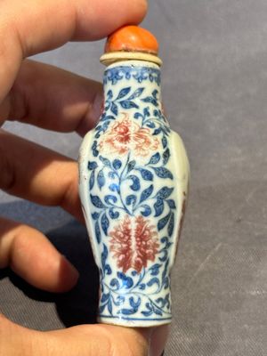 A Chinese blue, white and copper-red snuff 'deer' bottle, Yongzheng mark and of the period — photo 2