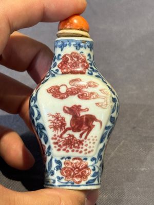A Chinese blue, white and copper-red snuff 'deer' bottle, Yongzheng mark and of the period — photo 3