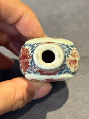 A Chinese blue, white and copper-red snuff 'deer' bottle, Yongzheng mark and of the period — photo 5