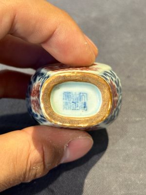 A Chinese blue, white and copper-red snuff 'deer' bottle, Yongzheng mark and of the period — photo 6