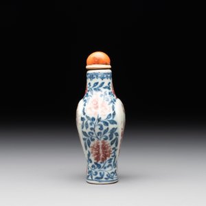 A Chinese blue, white and copper-red snuff 'deer' bottle, Yongzheng mark and of the period — photo 2