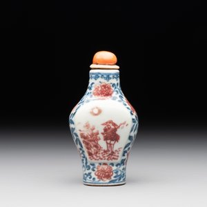A Chinese blue, white and copper-red snuff 'deer' bottle, Yongzheng mark and of the period — photo 3