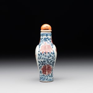 A Chinese blue, white and copper-red snuff 'deer' bottle, Yongzheng mark and of the period — photo 4