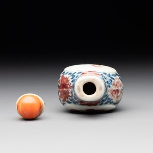 A Chinese blue, white and copper-red snuff 'deer' bottle, Yongzheng mark and of the period — photo 5
