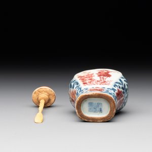 A Chinese blue, white and copper-red snuff 'deer' bottle, Yongzheng mark and of the period — photo 6