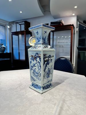 A Chinese blue, white and copper-red square-sectioned vase with figural design, Kangxi — photo 1