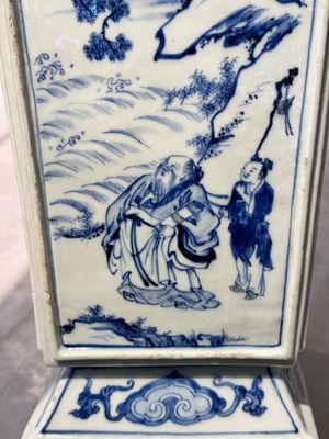 A Chinese blue, white and copper-red square-sectioned vase with figural design, Kangxi — photo 12
