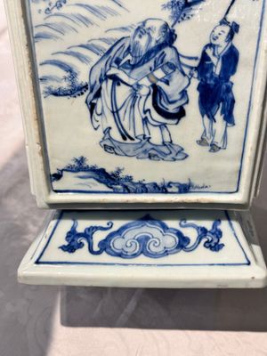 A Chinese blue, white and copper-red square-sectioned vase with figural design, Kangxi — photo 13