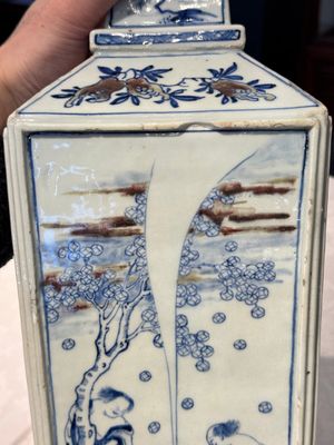 A Chinese blue, white and copper-red square-sectioned vase with figural design, Kangxi — photo 14