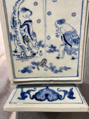 A Chinese blue, white and copper-red square-sectioned vase with figural design, Kangxi — photo 16
